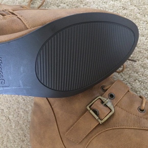 LAST PAIR! Kisses by 2 Lips booties - Picture 7 of 8